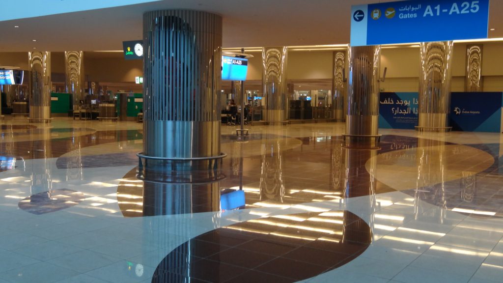 Un hall de départ à l'aéroport de Dubaï