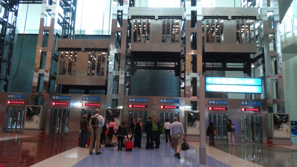Ascenseurs et murs d'eau à l'aéroport de Dubaï