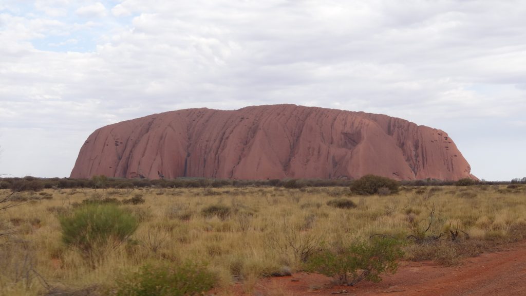 Vue globale d'Uluru - montagne sacrée des aborigènes (20)