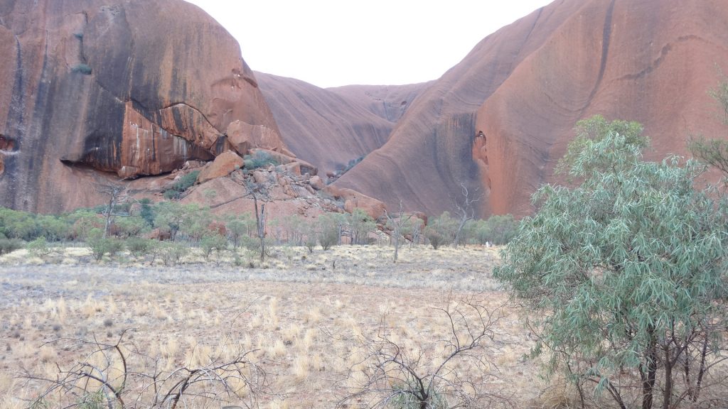 L'érosion a creusé des vallées dans Uluru (20)