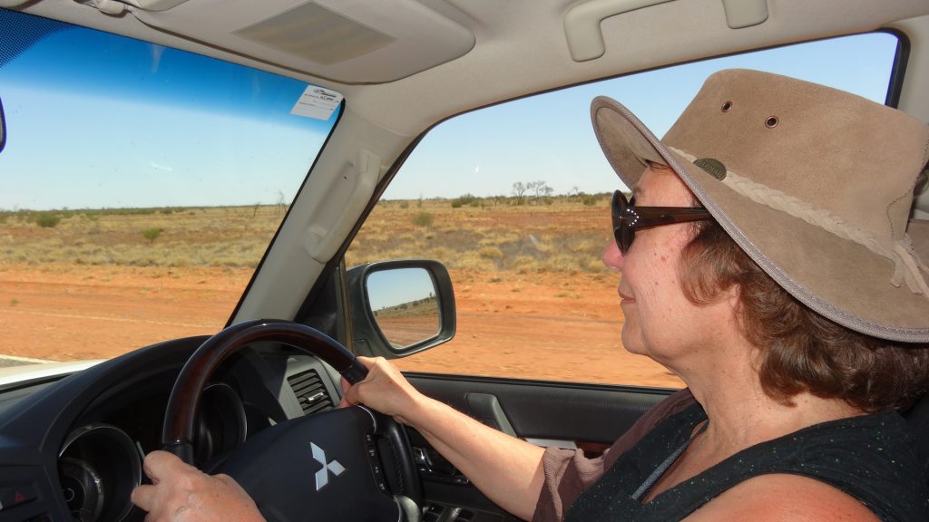 Sur la Lasseter highway... en Australie, on roule à gauche