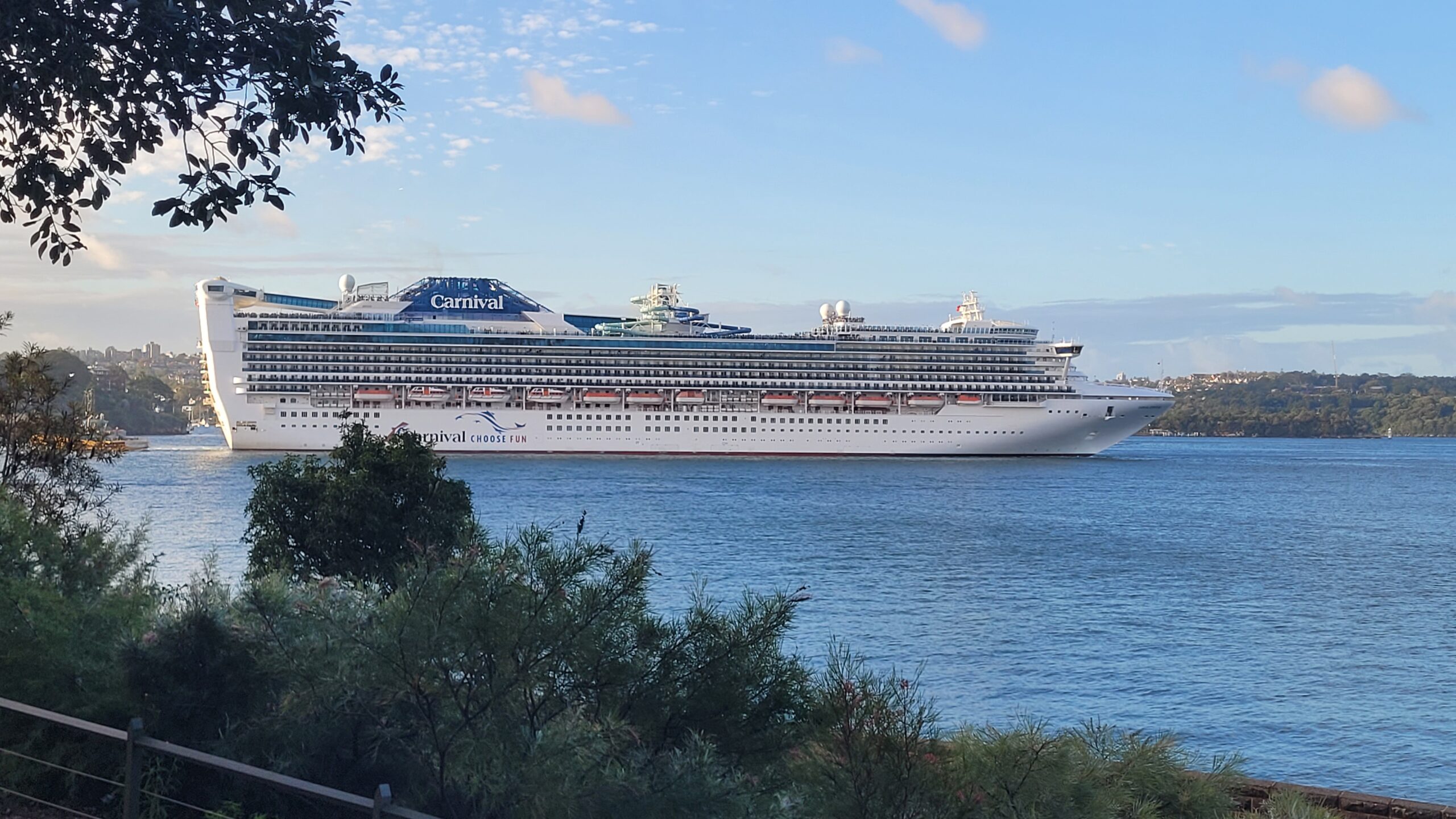 Un bateau de croisière qui sort du port