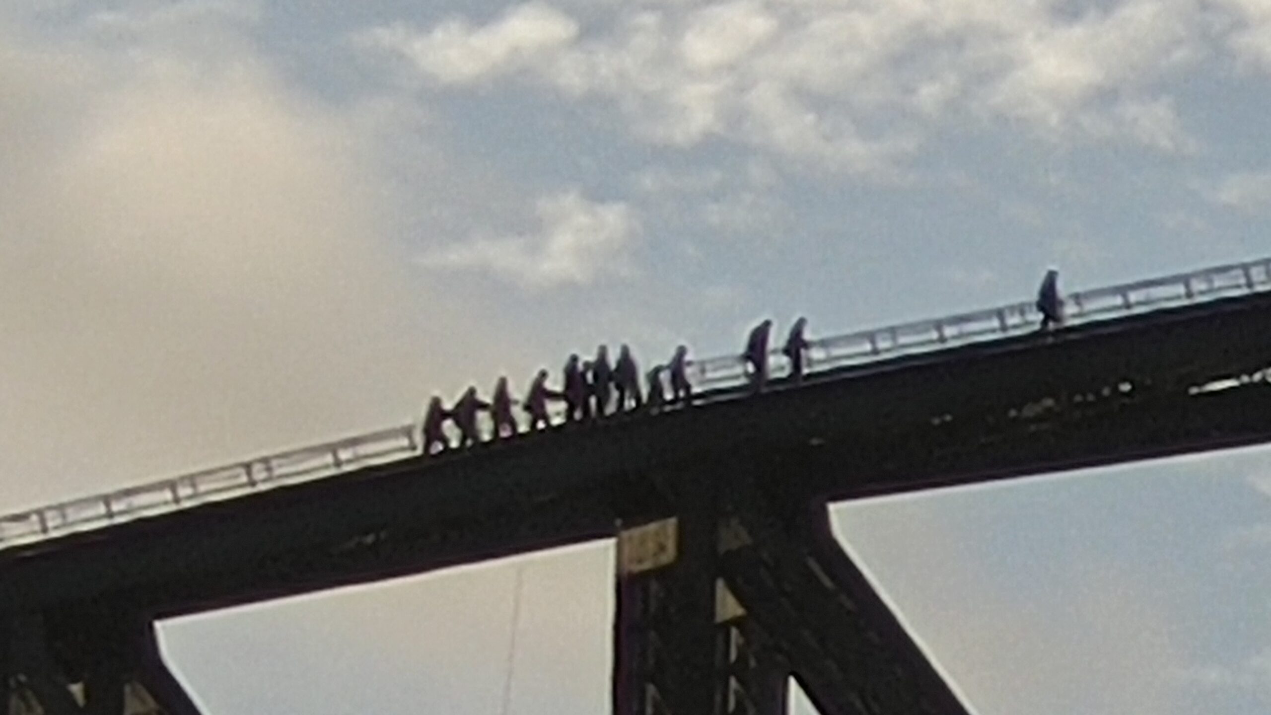 Des touristes en haut du Harbour Bridge