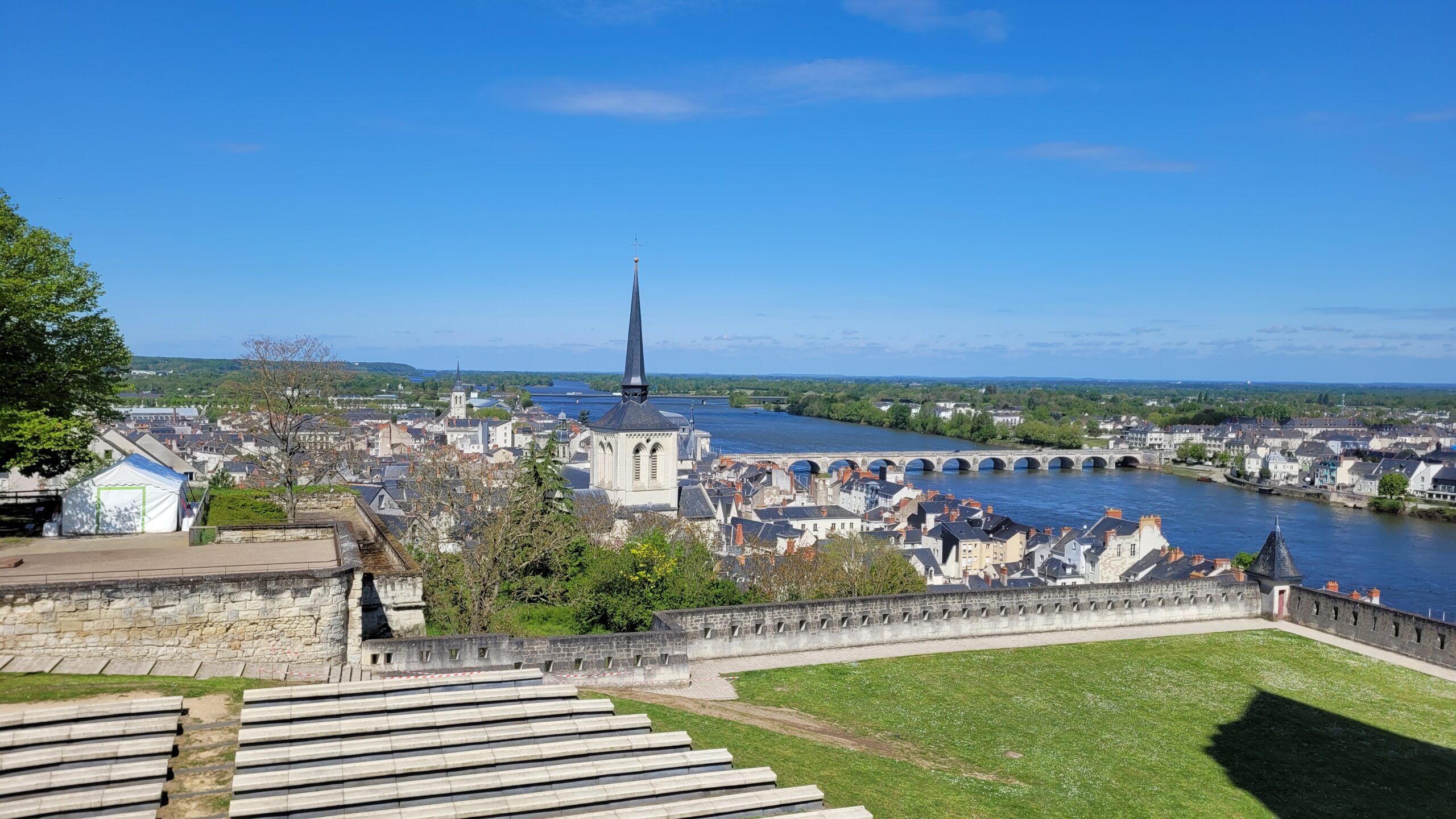 Vue sur la ville de Saumur et sur la Loire depuis le château