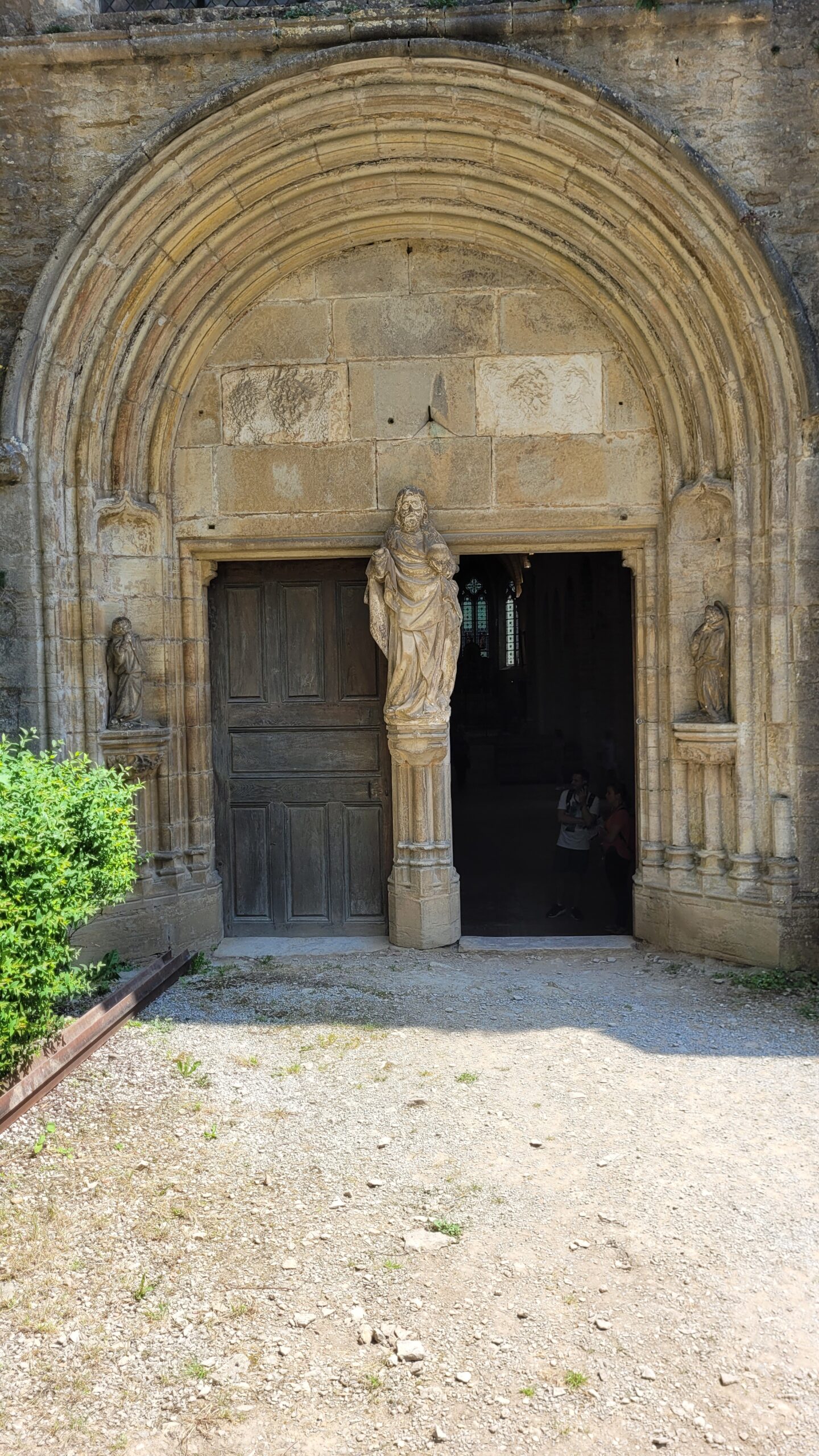 L'entrée de l'Abbatiale de Baume-les-Messieurs