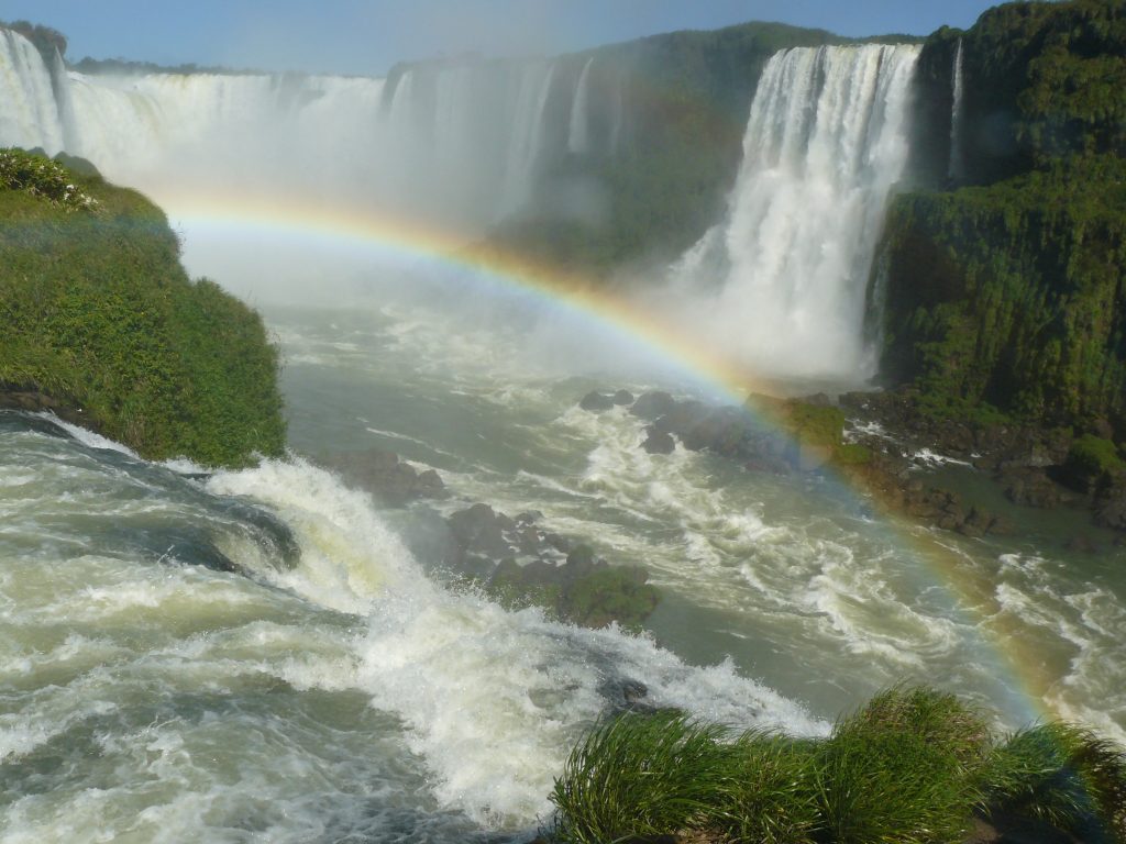 Un arc en ciel dans les chutes.