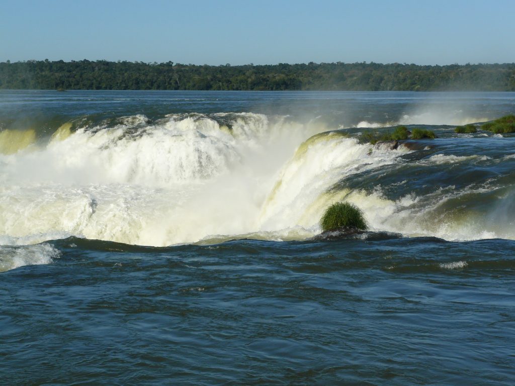 La rivière, paisible en amont, s'engouffre dans le vide.