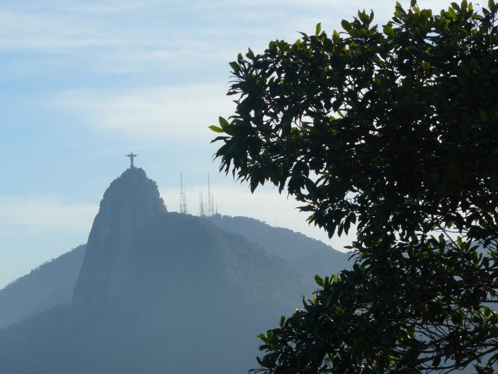 Le Cristo Redentor du Corcovado vu depuis le sommet du Pão de Açucar.