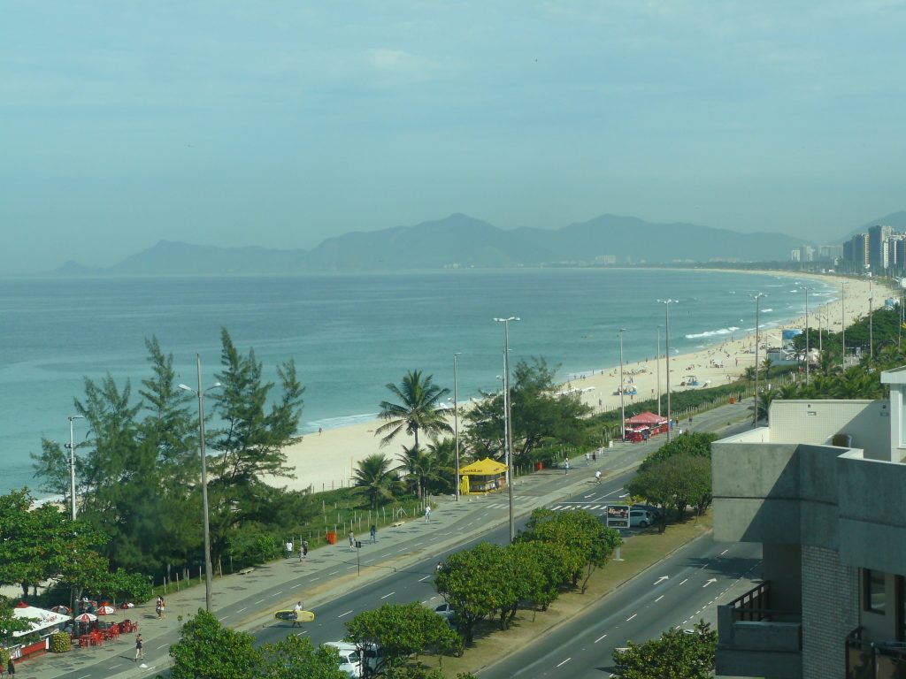 La plage de Barra da Tijuca vue depuis l'hôtel de la conférence.