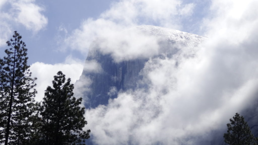 Le célèbre Half Dome dans les nuages au fond de la vallée