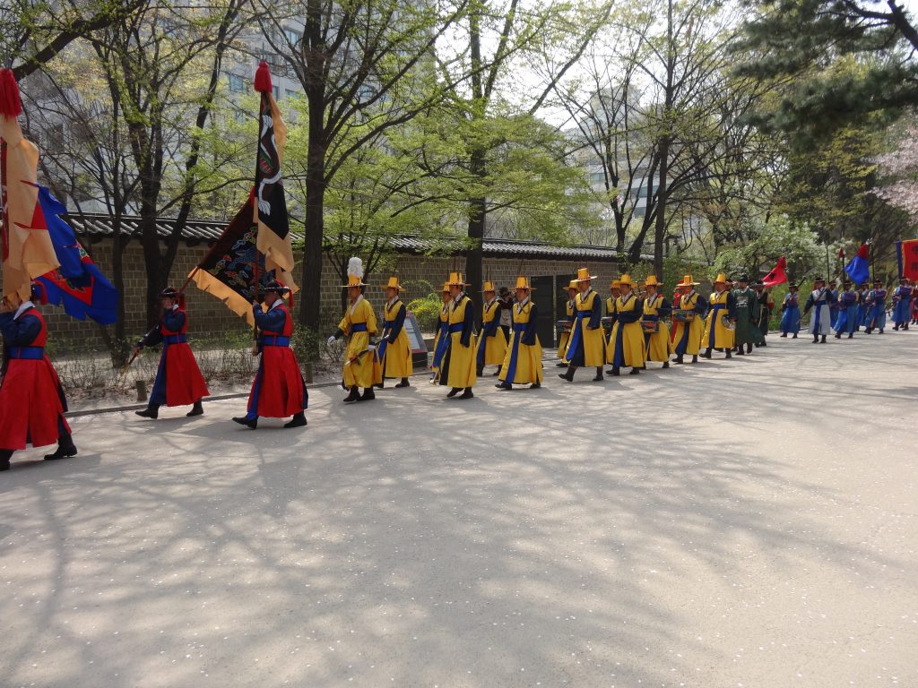 Une parade dans le parc d'un temple
