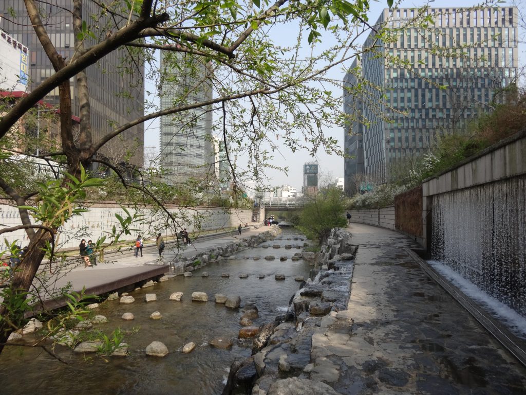 Dans le centre de Séoul, une promenade a été aménagée le long d'une rivière.