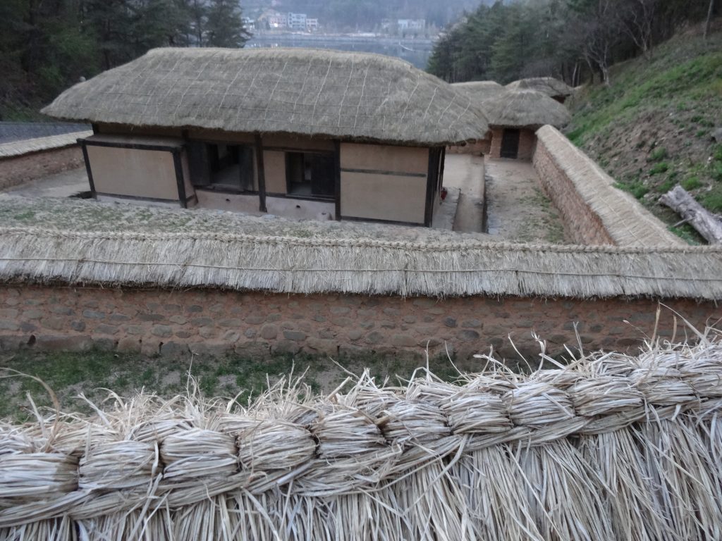 Des vieux bâtiments près d'Andong.