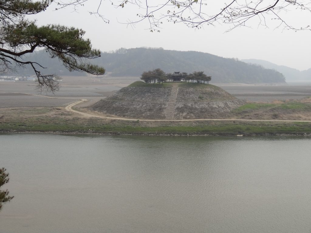 En face de l'académie Confucianiste Dosan Seowon près d'Andong.