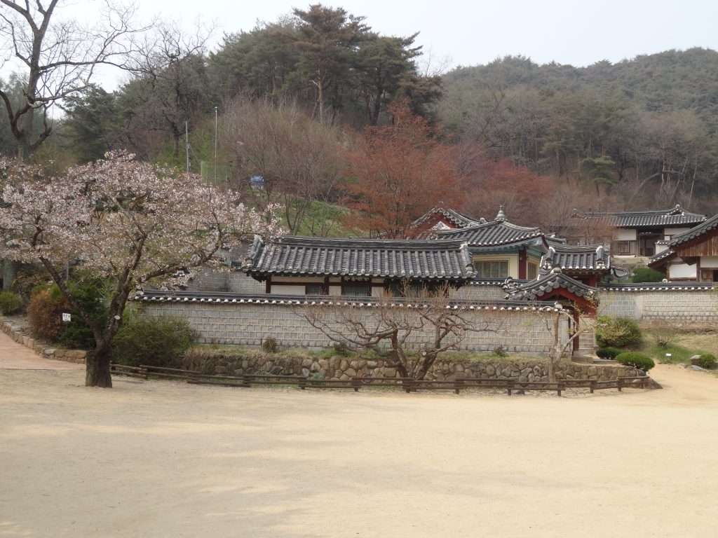 Devant l'académie Confucianiste Dosan Seowon près d'Andong.