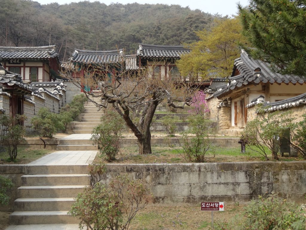 Dans l'académie Confucianiste Dosan Seowon près d'Andong.