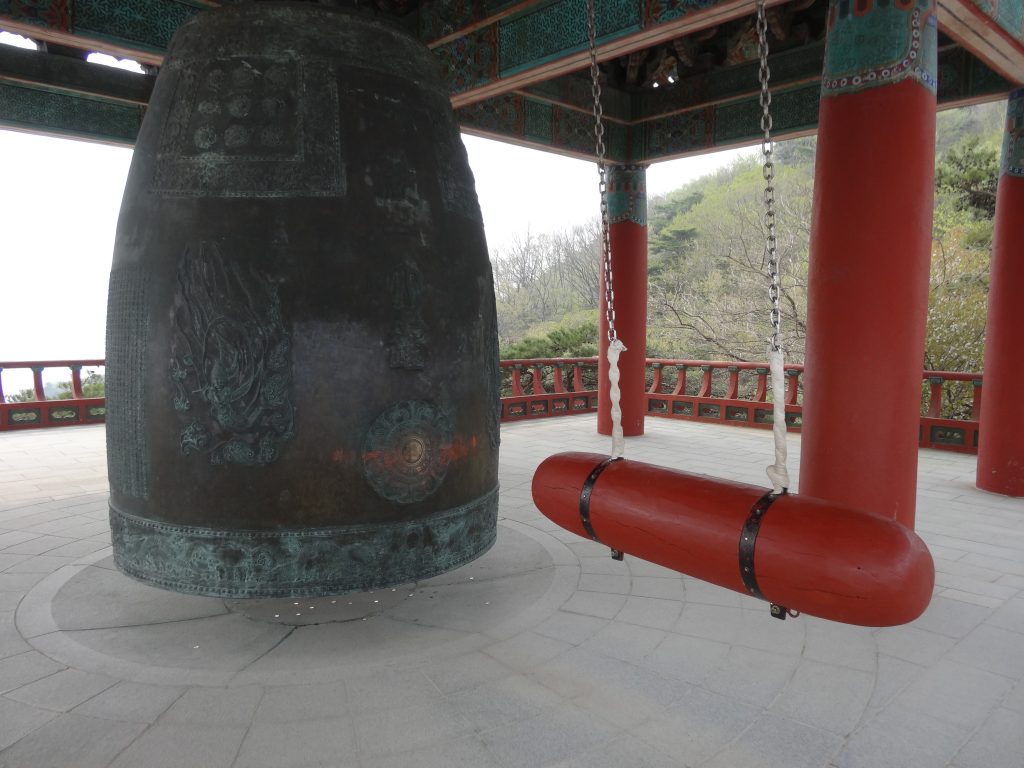 La cloche et son heurtoir au temple de Bulguksa.