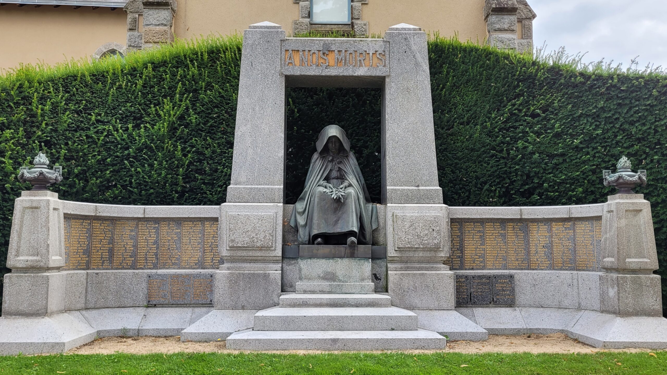 Le monument aux morts pacifiste dans le parc de la Sénatorerie à Guéret