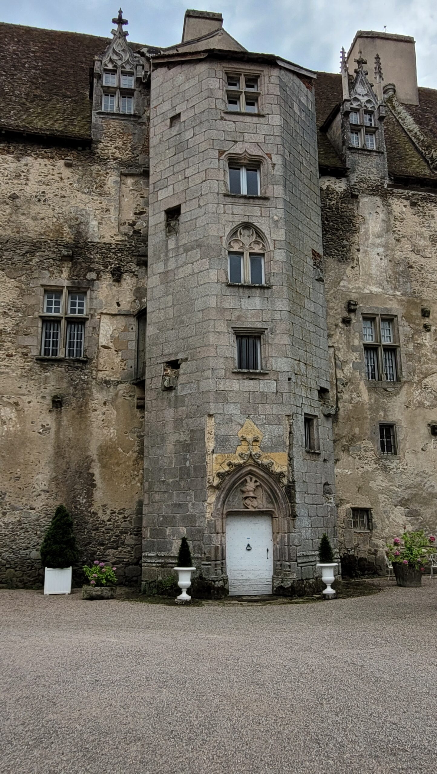 La façade principale du château de Boussac
