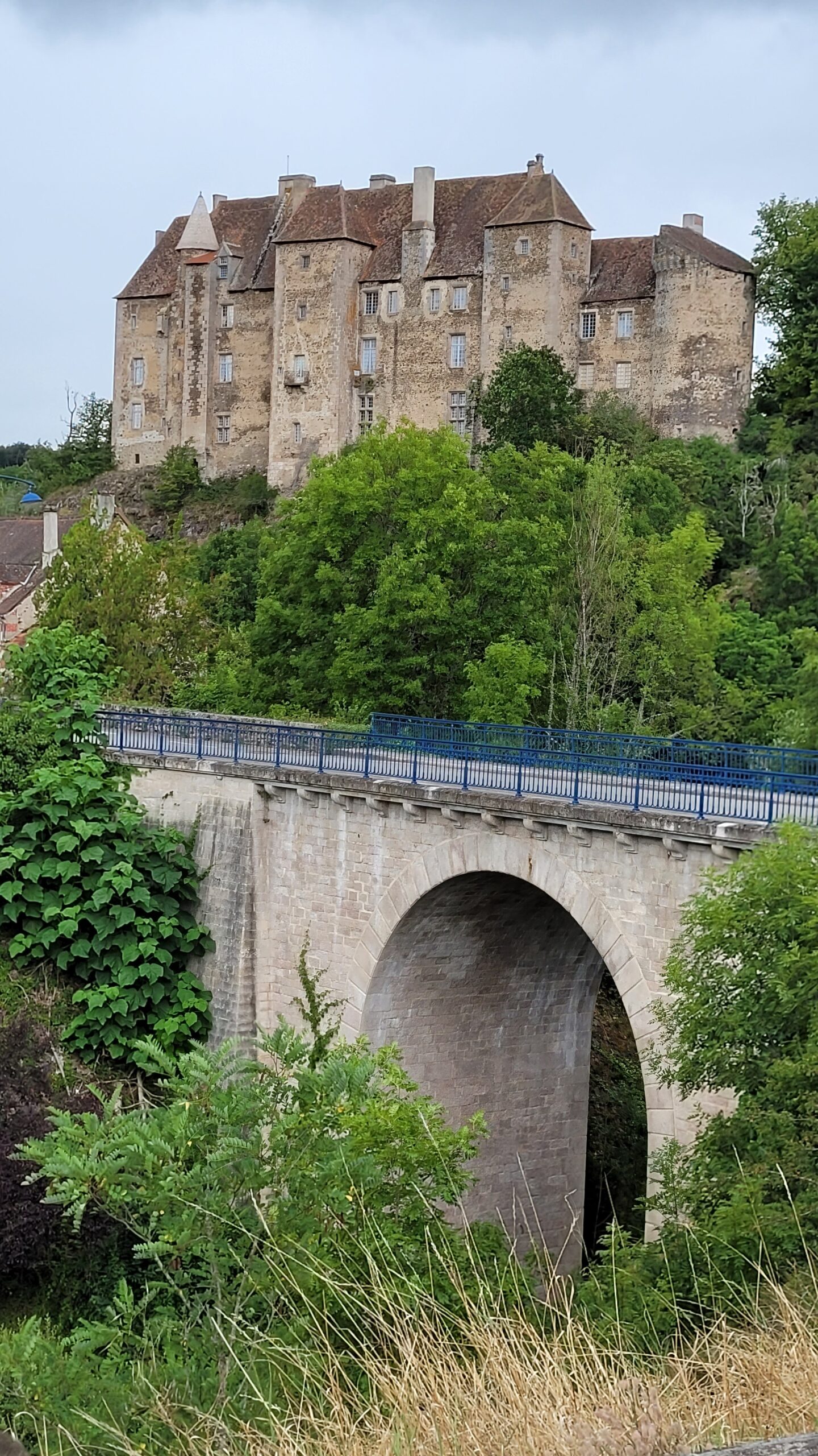 Le château de Boussac vu du côté de la Petite Creuse