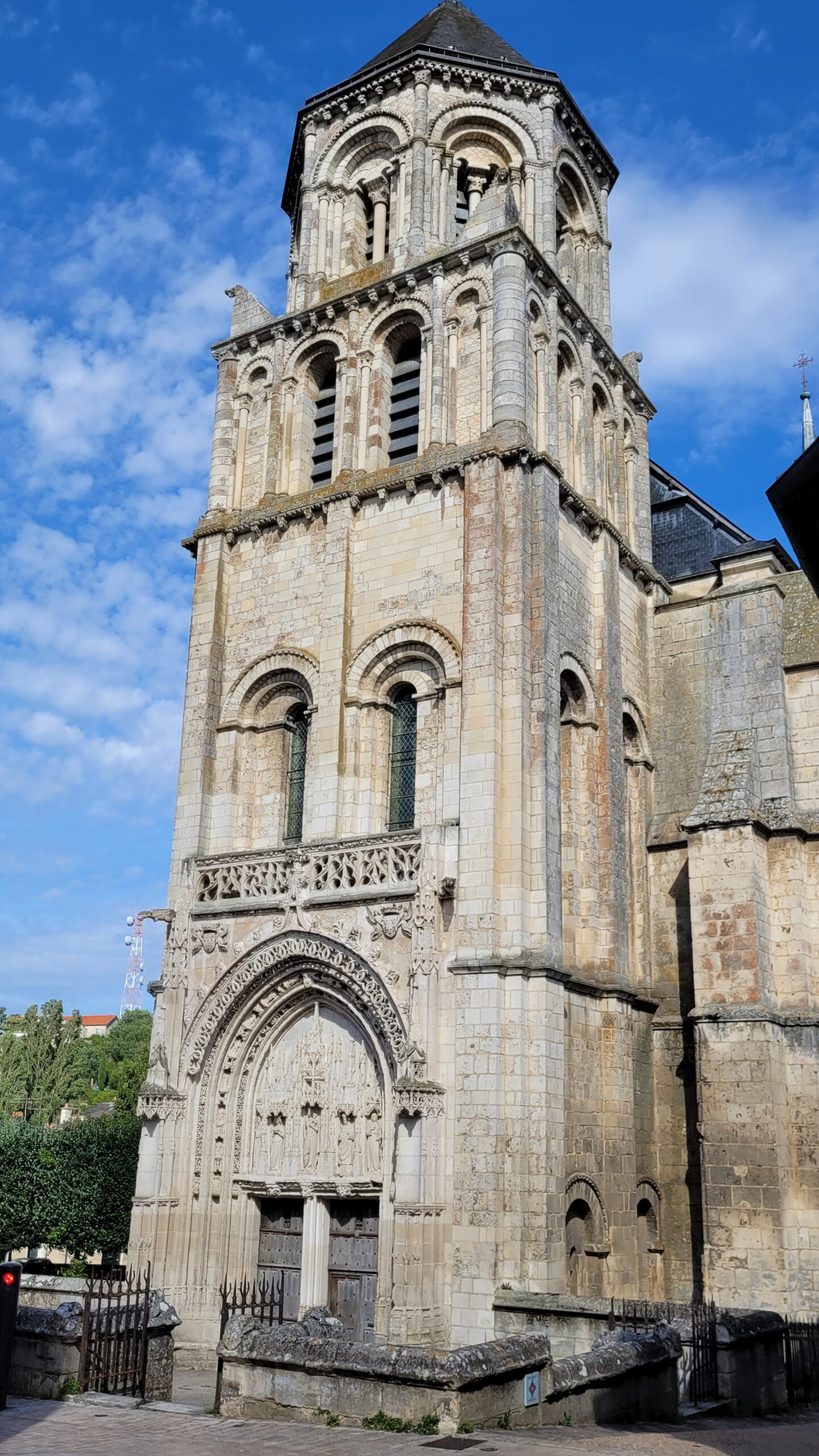 Le clocher de l'église Sainte-Radegonde