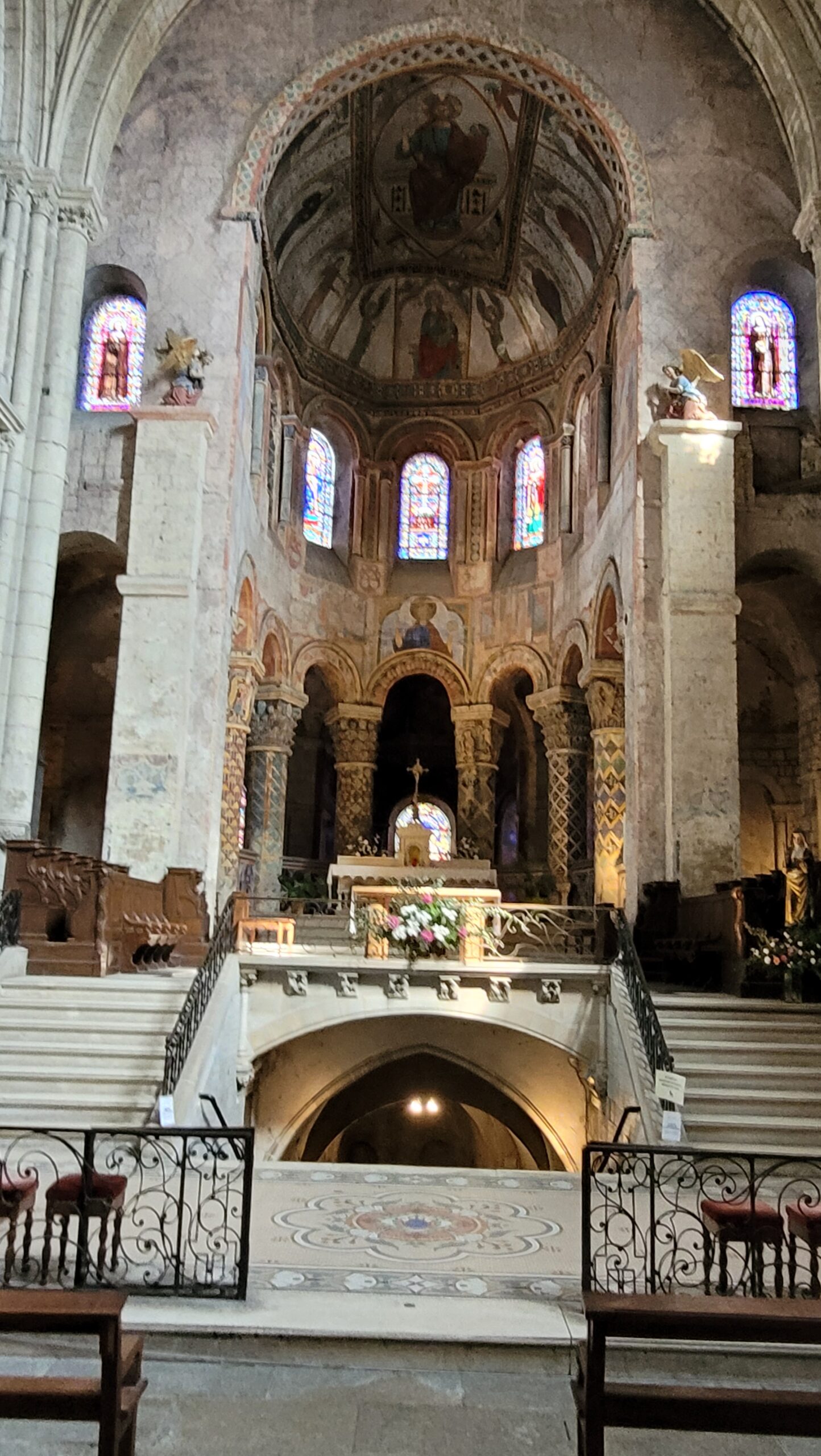 L'intérieur de l'église Sainte-Radegonde