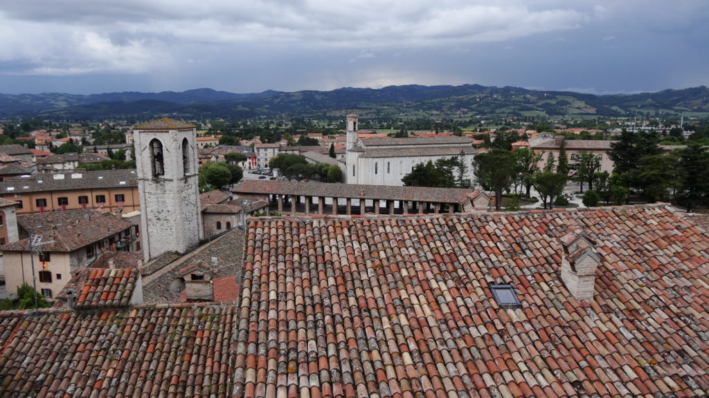 Une vue sur Gubbio et sur le Convento di San Francesco