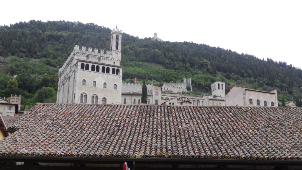 Le Palazzo dei Consoli et au fond la Cattedrale di Santi Mariano e Giacomo à Gubbio