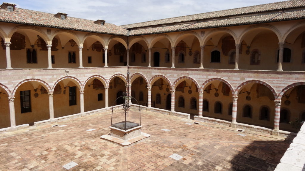 Le cloitre de la Basilica di San Francesco d'Assisi