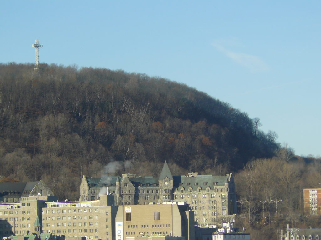 Le Royal Victoria Legacy site devant la croix du mont royal