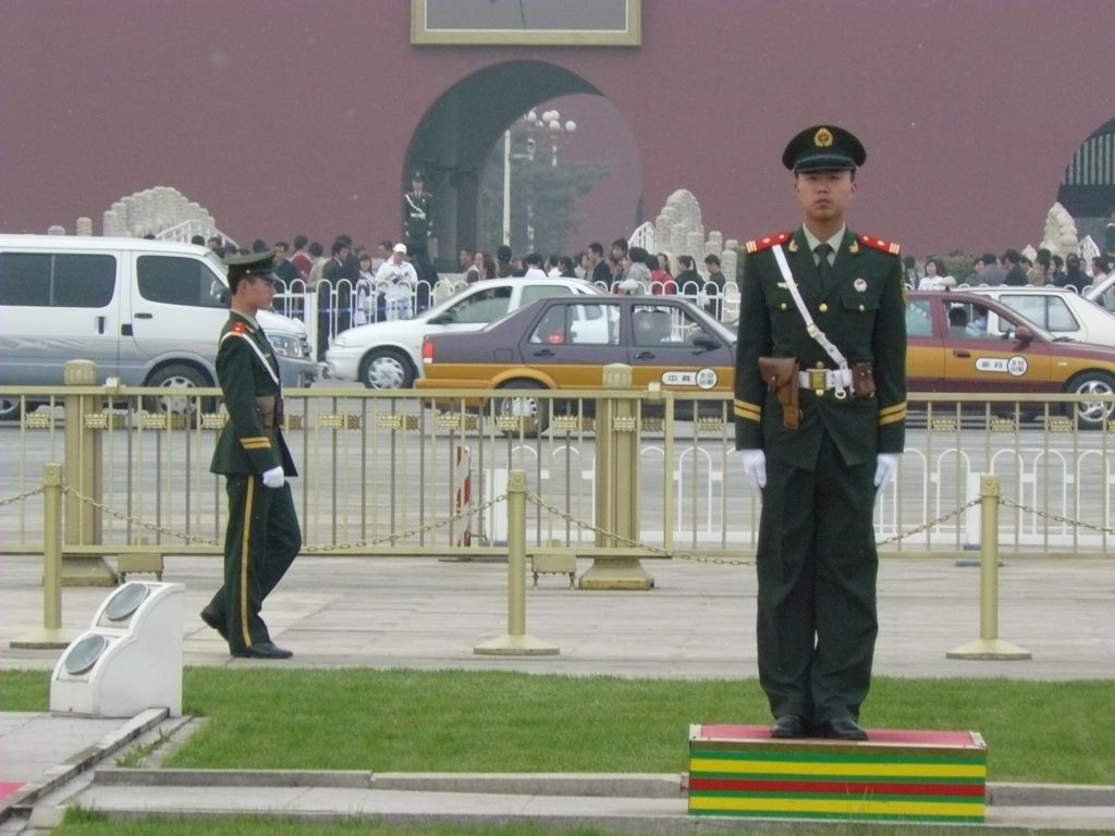 La garde du drapeau sur la place Tien An Men