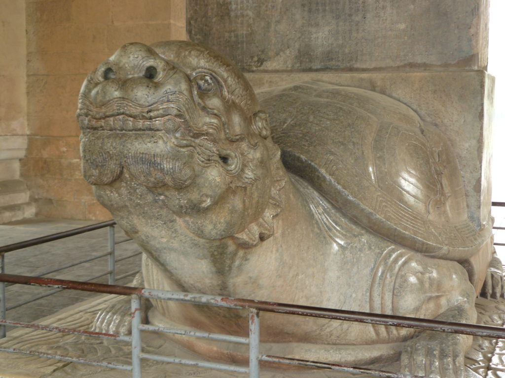 Tortue portant une stèle sur son dos