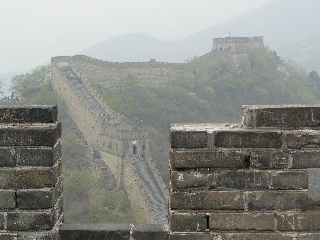 Vue sur la Grande Muraille dans la brume