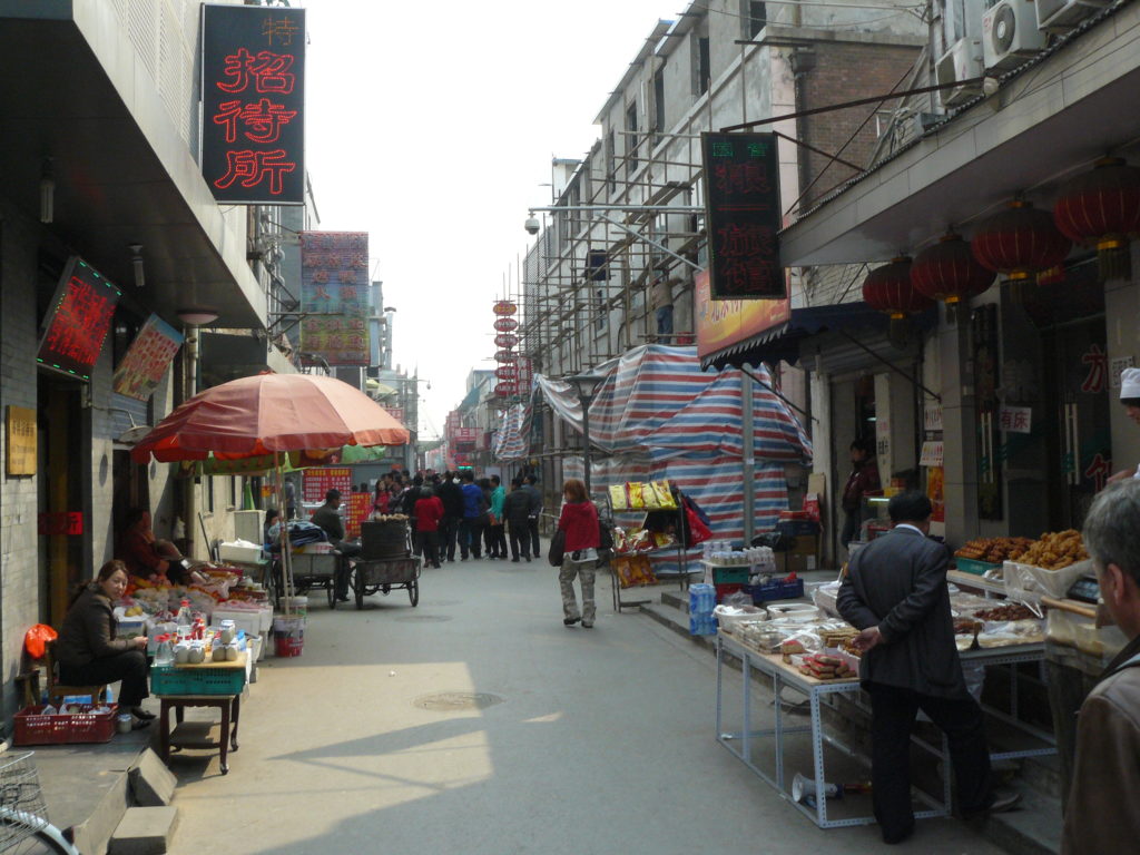 Une rue commerçante près de la place Tien An Men