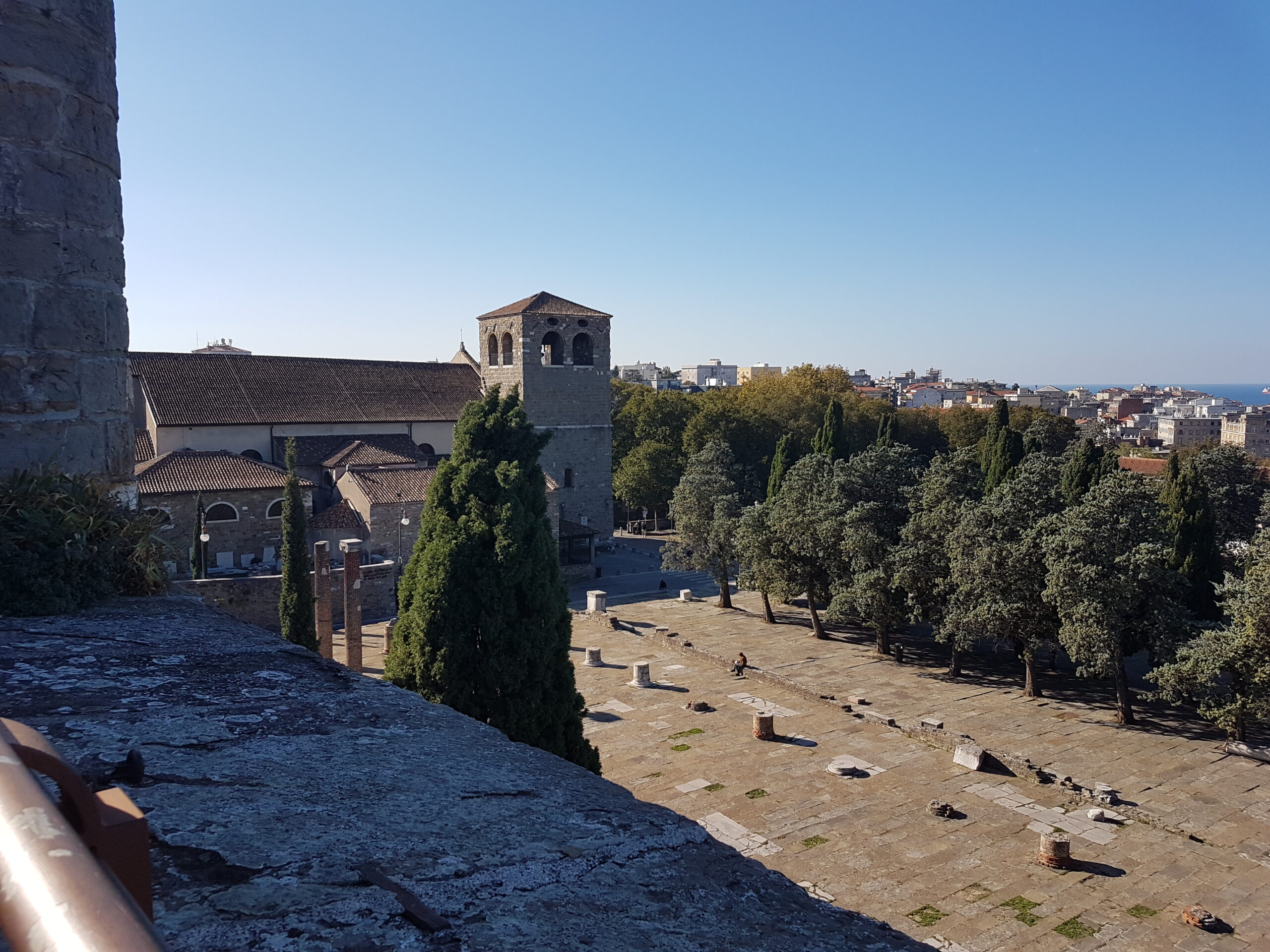Les ruines du temple romain et la cathédrale San Giusto Martire