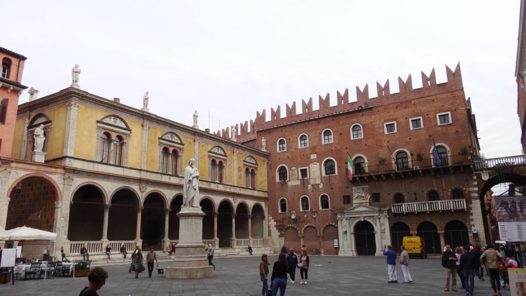 La Piazza dei Signori avec la statue de Dante