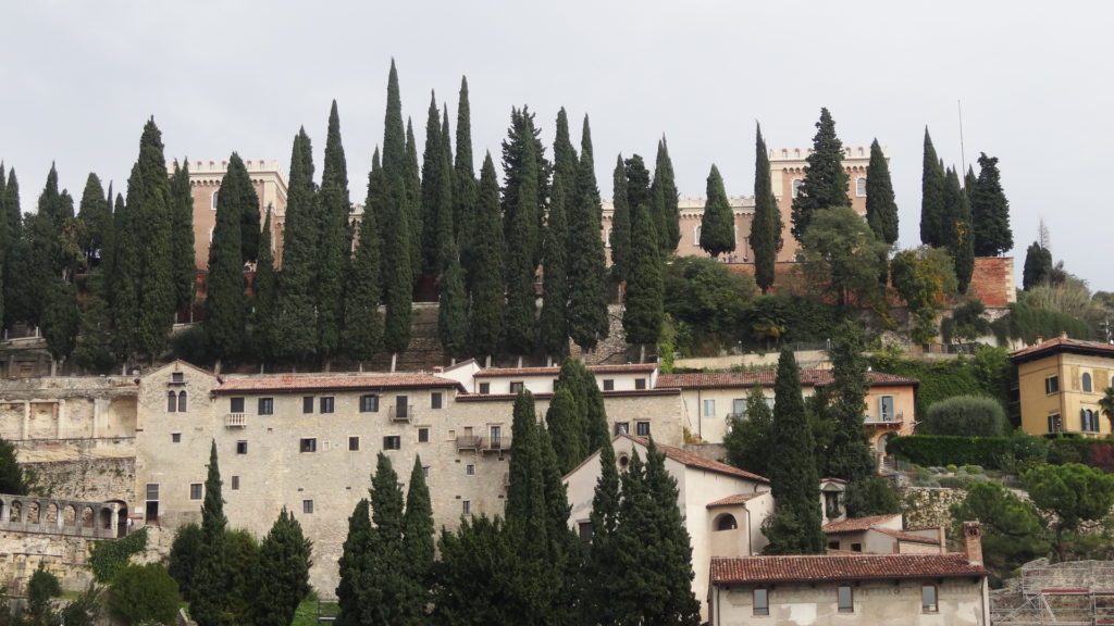 Le castel San Pietro sur l'autre rive de l'Adige