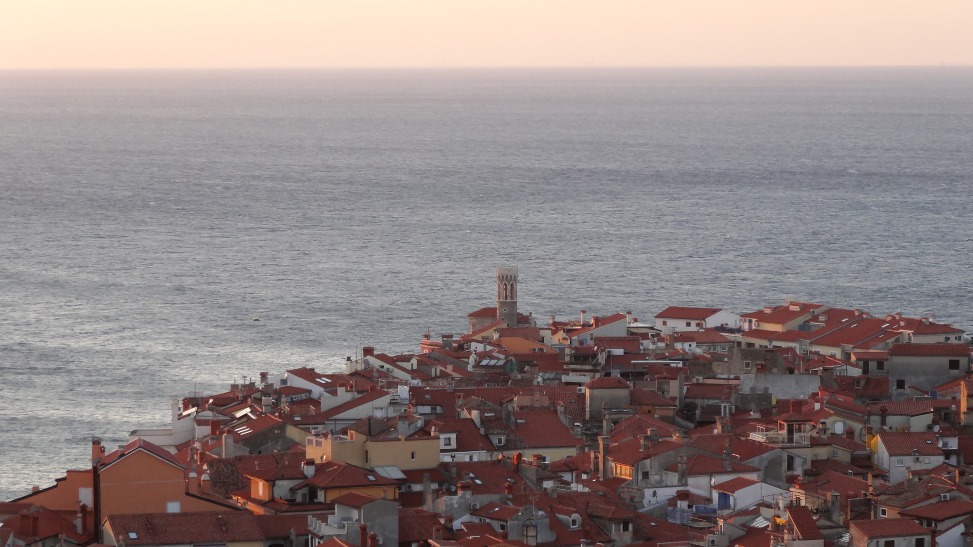 Vue sur l'Adriatique le soir à Piran