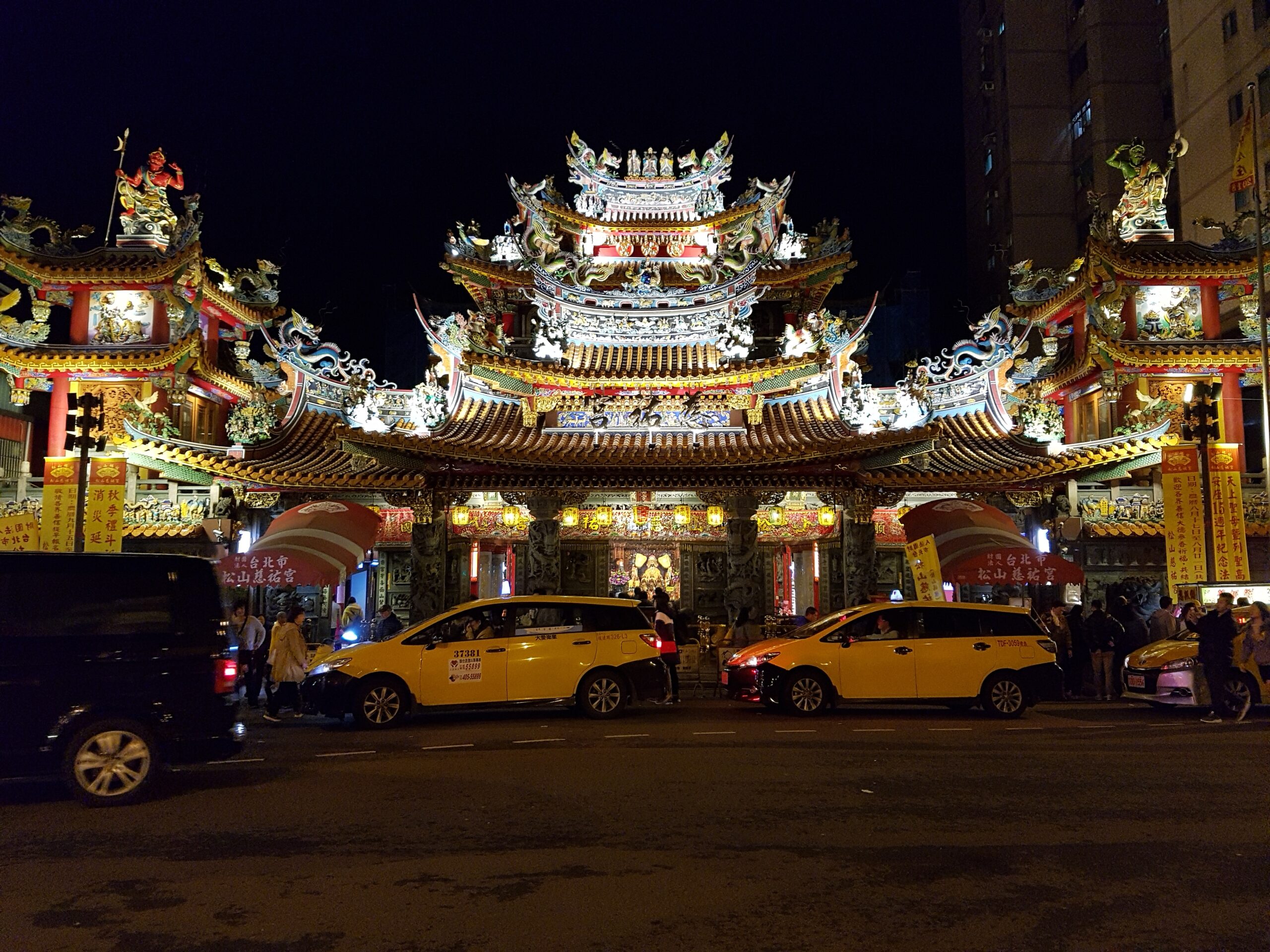 L'entrée d'un marché de nuit à Taipei