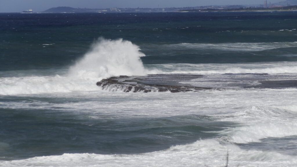 Vagues le long du Grand Pacific Drive