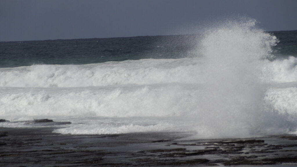 Vagues le long du Grand Pacific Drive