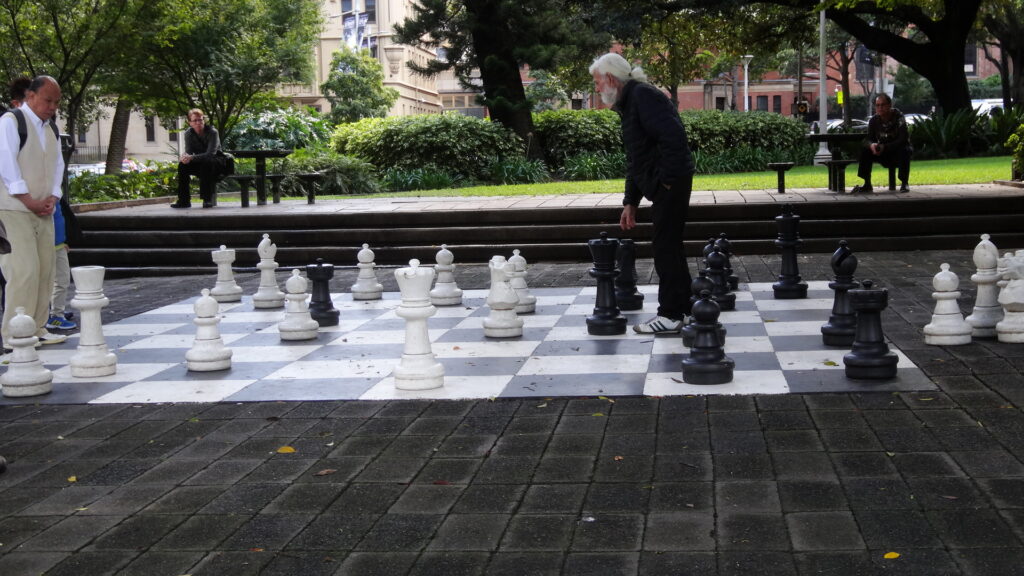 Une parte d'échecs dans Hyde Park.