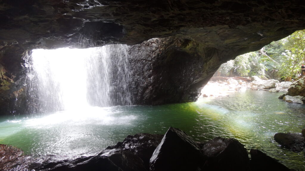 La chute d'eau vue depuis sous Natural Bridge.