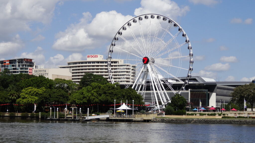 La rive sud de la Brisbane river vue de l'embarcadère de la navette fluviale..