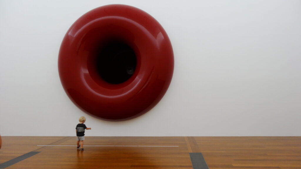 Oeuvre de Anish Kapoor au musée d'art moderne.