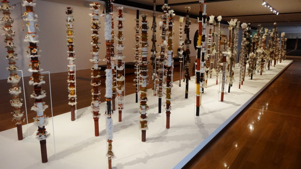 Oeuvre aborigène au musée d'art moderne.