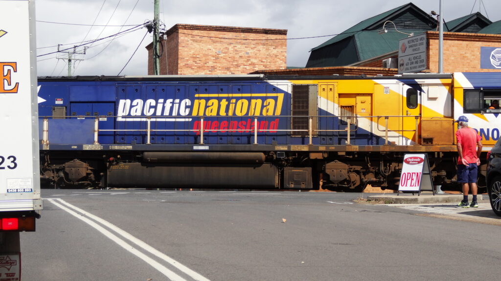A Maryborough, le train passe dans une rue.