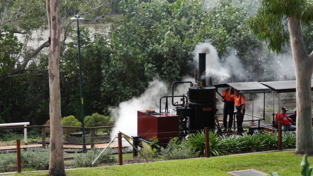 Le petit train qui promène et surtout enfume les touristes à Maryborough.