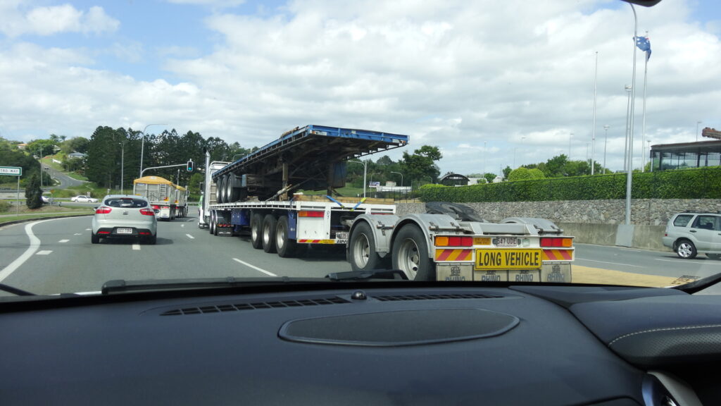 La remorque qui est sur le camion est destinée à être mise derrière!