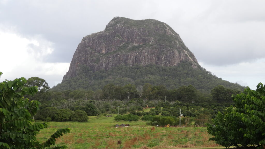 Les Glass House mountains.